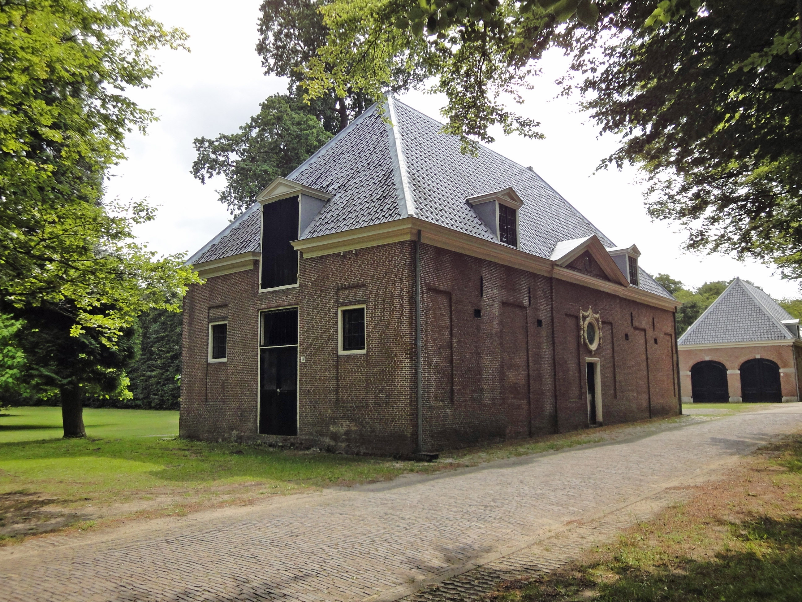 oostelijke stal en koetshuis