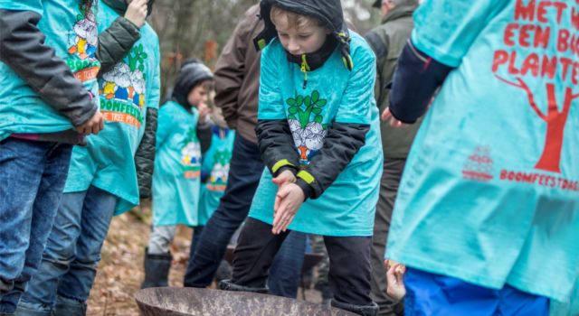 Broodjes bakken en handen warmen (foto: gemeente Coevorden)