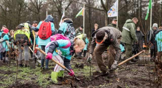 Leerlingen en vrijwilligers trotseerden weer en wind tijdens de Boomfeestdag 2019 (foto: gemeente Coevorden)