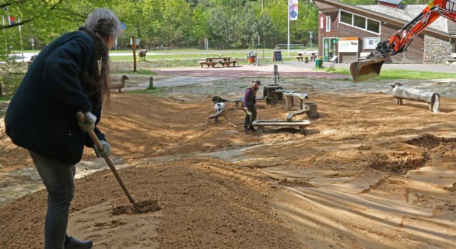 Nieuw zand voor zandspeelplek mei 2019