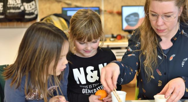 Kinderen maken vetbollen in de nieuwe ROEG! Hoek.