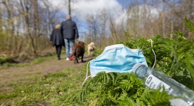 Afval achtergelaten in de natuur (foto: Marco van de Burgwal)