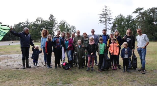 Vrijwilligers ruimden het strand op tijdens World Clean Up Day (foto: gemeente Aa en Hunze)