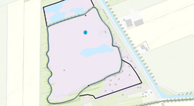 Kaart van het gebied De Witten. De groen/blauwe lijn geeft aan waar Staatsbosbeheer nieuwe kades aanlegt. Aan de noord- en zuidzijde worden waterbergingszones aangelegd door hier veenkades omheen te leggen (zwarte lijnen).