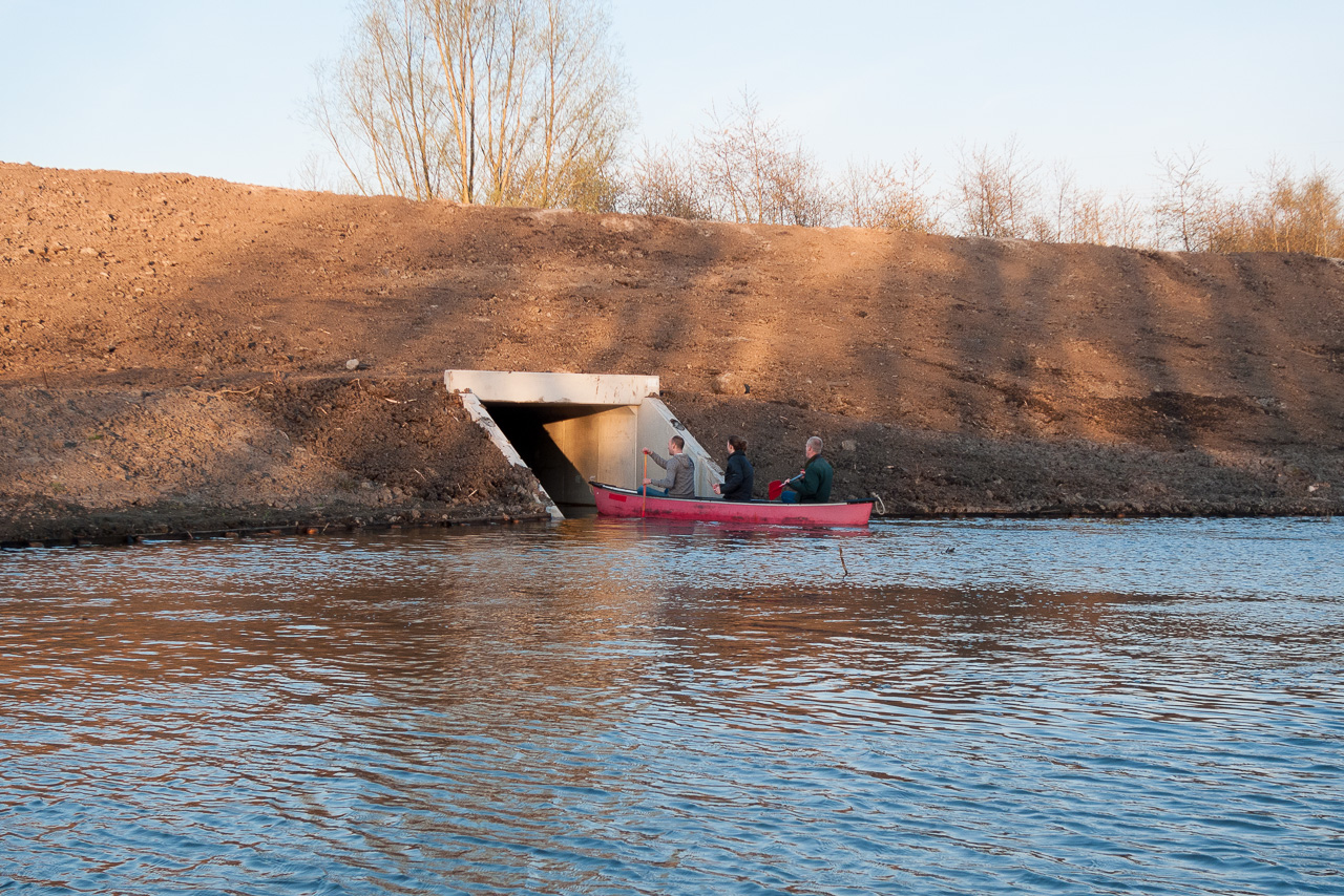 De nieuwe kanotunnel wordt voor  het eerst gebruikt (foto R. Legdeur)