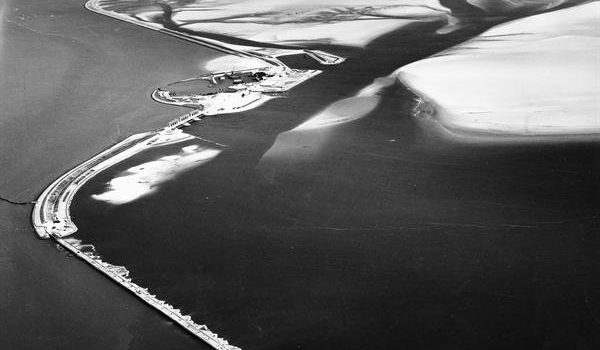 Lauwersmeer kort na de afsluiting in 1969: woest en ledig
