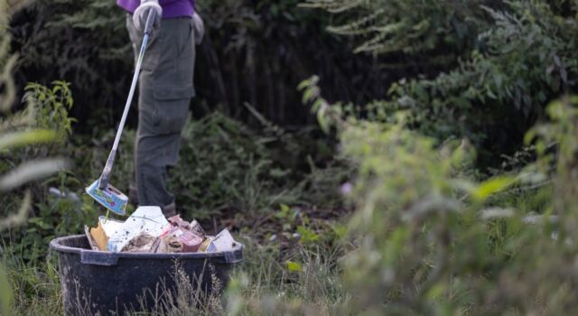 Afval opruimen in de natuur (foto: Marco van de Burgwal)