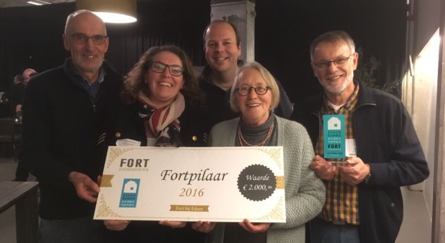 Vrijwilligers Fort Edam winnen de Fortpilaar 2016.