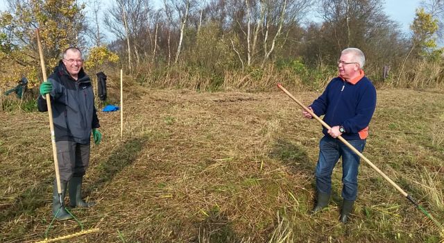 Gezellig samen werken in het riet. 