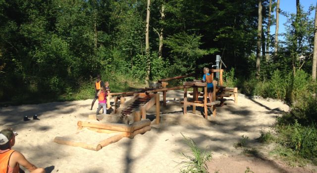 Speelbos, natuurspeeltuin of speelplaats in bos met kinderen - Mamaliefde