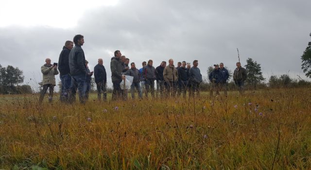 De groep van circa twintig boeren, allemaal pachters van percelen van Staatsbosbeheer in de natuurgebieden Olde Maten en Veerslootlanden, tussen Staphorst en Zwartsluis, heeft zich tijdens een cursus verdiept in natuurbeheer. 