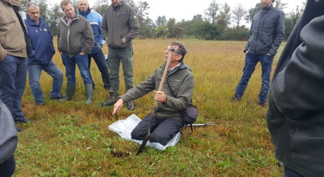 De groep van circa twintig boeren, allemaal pachters van percelen van Staatsbosbeheer in de natuurgebieden Olde Maten en Veerslootlanden, tussen Staphorst en Zwartsluis, heeft zich tijdens een cursus verdiept in natuurbeheer.