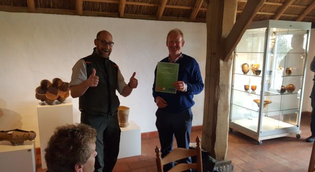 Boswachter Tim Boerrigter-van Weert reikt het certificaat ‘Inleiding beheer natuurgrasland ’uit aan agrarisch ondernemer Arend Bouwman uit Staphorst.