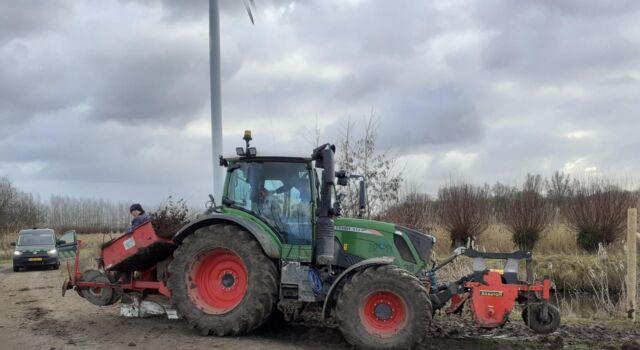 Trekker met plantmachine