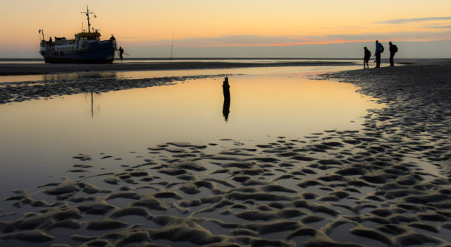 Avondlicht over het wad bij Rottumeroog