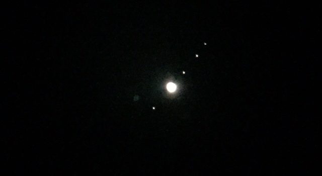 Jupiter met vier maantjes.