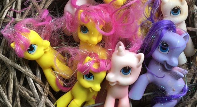 Wat zeker niet op het strand hoort, zijn de door ons verzamelde 'My Little Pony's.