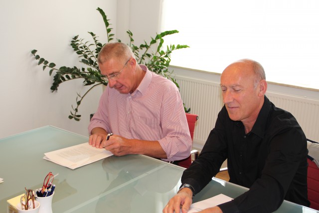 Benno Bakker en Jan Buijs van Cranntex tekenen de erfpachtovereenkomst