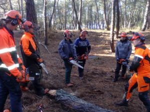 Arian Essenstam ( rechts) geeft instructies