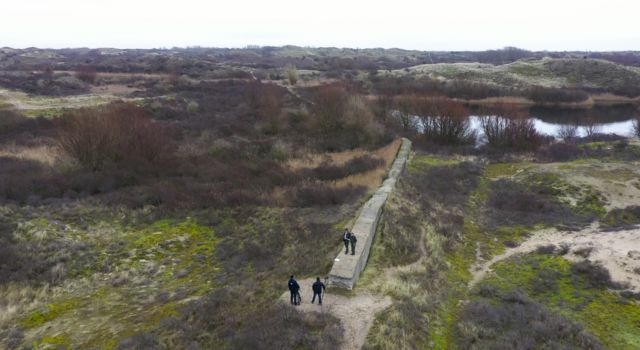 Opnamen NCRV- KRO 's Binnenste Buiten op de tankmuur van Katwijk (foto Aircarus Productions)