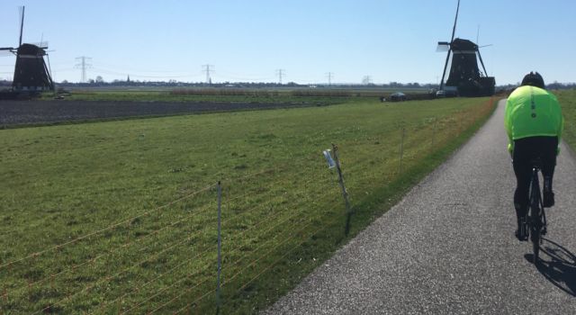 In lycra op de fiets in thuisland, Nederland (foto Mark Kras)